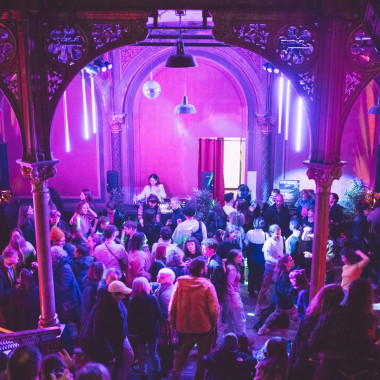 Party in der Cumberlandschen Bar. Viele Menschen auf der Tanzfläche.