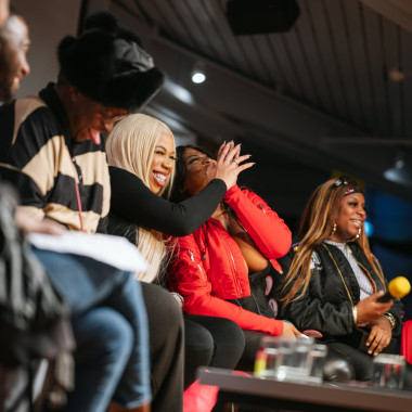 Podium-Situation, von links nach rechts Icon Matyouz Tantine Royalty, Nicki Juicy, Legendary Southern Mother Jordan Wang und Iconic East Coast Mother Quana Juicy. Alle lachen, Nicki Juicy und Legendary Southern Mother Jordan Wang geben einander ein High Five.