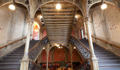 Das Foto zeigt das Treppenhaus der Cumberlandschen Bühne. Es ist ein sehr großes Gebäude mit vielen Treppen, die über mehrere Etagen gehen. 